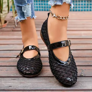 Gros plan sur des ballerines Mary Jane en maille noire respirantes avec bracelet de cheville