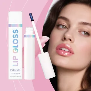 Dettaglio del lucidalabbra peel-off rosa chiaro con effetto lucido professionale sul modello