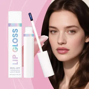 Detailansicht des Peel-off Lipglosses mit dem Light Rose Farbeffekt am Modellgesicht