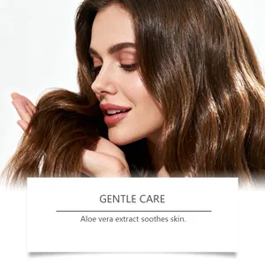 Vue détaillée de cheveux bruns brillants et modèle avec extrait d'aloe vera soin doux