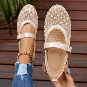 Vue détaillée des ballerines Mary Jane en maille beige avec bride vernie.