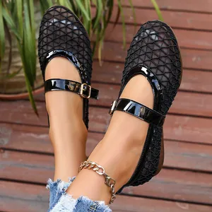 Gros plan sur les ballerines Mary Jane en maille noire respirante avec boucle d'or