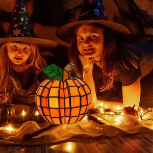Vista detallada de la lámpara de calabaza de vidriera Tiffany hecha a mano para Halloween