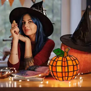 Luz nocturna de calabaza en vidriera estilo Tiffany para decoración de Halloween