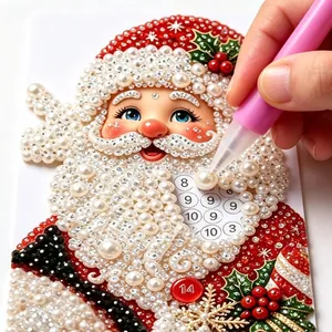 Vue détaillée du kit d'art de perles de Noël DIY avec motif de Père Noël.