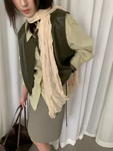 Elegante gilet in pelle verde oliva retrò con sciarpa beige stropicciata per donna