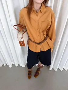 Look completo con camicia vintage in velluto a coste zenzero e pantaloncini neri