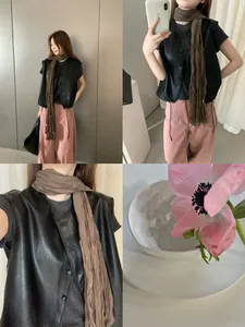 Gilet vintage in finta pelle nera con sciarpa lunga stropicciata marrone coordinata