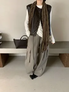 Gilet vintage in finta pelle marrone scuro con sciarpa stropicciata abbinata stile chic