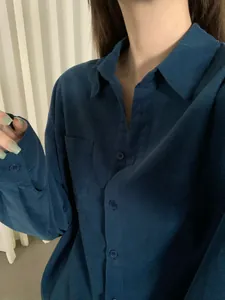 Dettaglio di camicia in velluto a coste blu retrò con trama visibile e colletto