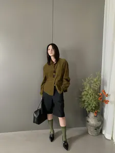 Camicia retrò in velluto a coste verde oliva a maniche lunghe per donna con pantaloncini neri
