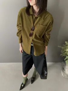 Donna elegante che indossa una camicia vintage in velluto a coste verde oliva autunno