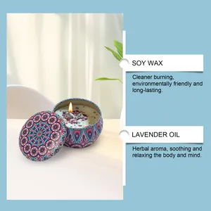Vista detallada de vela de soja aroma a lavanda en una lata mandala decorativa