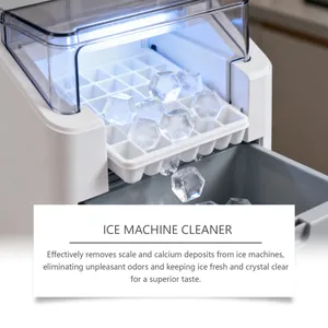Gros plan d'une machine à glaçons produisant des glaçons hexagonaux après le nettoyage.