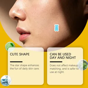Dettaglio di un simpatico cerotto idrocolloidale per acne a forma di orso blu sulla pelle