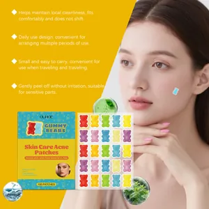 Patch per acne colorati a forma di orsetto su pelle asiatica