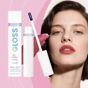Dettaglio di lucidalabbra peel-off tonalità Toffee Rose con modella
