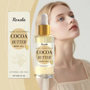 Detailansicht von Roxelis Kakaobutter-Körperöl Flasche und Verpackung mit einem Model.