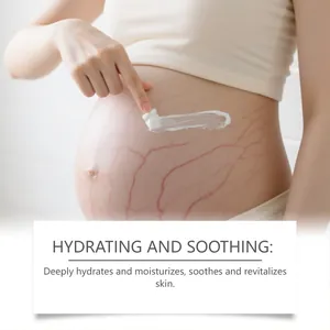 Zoom sur la crème hydratante appliquée sur le ventre de femme enceinte pour les vergetures.