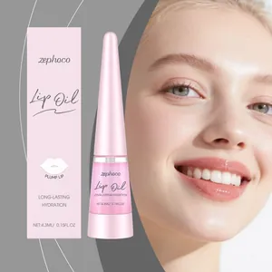 Olio per labbra nutriente rosa Zephoco con modella che mostra un finish lucido e rimpolpante