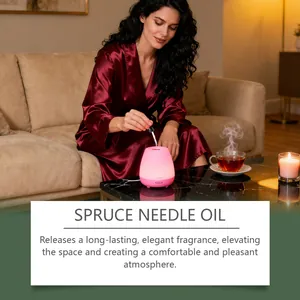 Gros plan de l'huile essentielle d'épicéa utilisée dans un diffuseur rose lumineux.