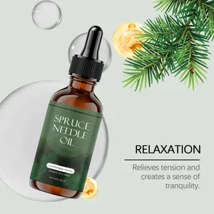 Vue macro détaillée du flacon d'huile d'épicéa 60ml avec branche de pin verte.