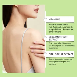 Detalle de la espalda de una mujer que muestra ingredientes: Vitamina E, extractos de cítricos