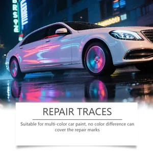 Detalle de alto brillo de la pintura blanca del coche tras reparar los arañazos