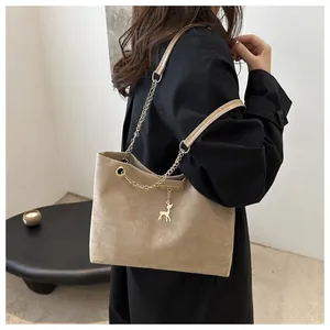 Borsa a spalla retrò in pelle scamosciata kaki con catena dorata e ciondolo a cervo