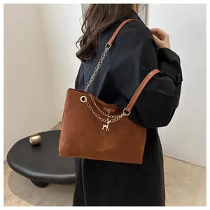 Borsa a tracolla retrò in pelle scamosciata marrone con catena dorata e ciondolo cervo