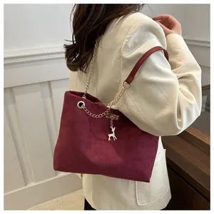 Borsa tote vintage bordeaux in pelle scamosciata con catena d'oro sulla spalla