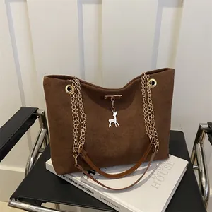 Borsa Tote da Donna Vintage in Pelle PU Con Tracolla a Catena e Ciondolo Cervo Trama Opaca Borsa a Spalla Pendolare