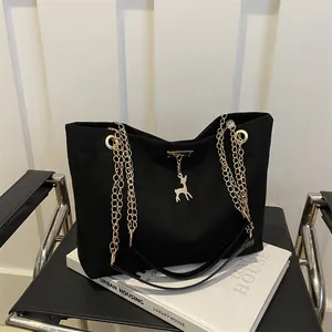 Borsa tote vintage in pelle scamosciata nera con catene dorate e ciondolo a cervo