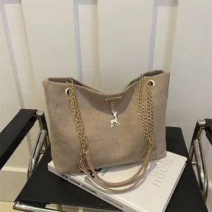 Borsa tote vintage in pelle scamosciata kaki con catene dorate e ciondolo a cervo