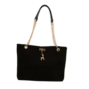 Borsa tote vintage in pelle scamosciata nera con catene dorate e ciondolo a cervo.