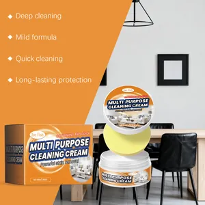 Kit complet de crème nettoyante multi-usage avec pot, boîte et éponge dans un salon