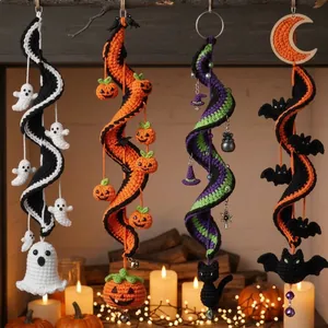 Vierer-Set Halloween-Häkelspiral-Windspiele mit Gespenster- und Kürbismotiven