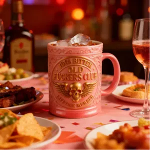 Rosa Keramikbecher mit Totenkopf und Old F*ckers Club Goldgravur für Halloween Partys