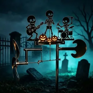Vista dettagliata di una girandola cinetica a forma di scheletro in un cimitero spettrale.