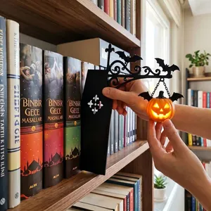 Vista dettagliata della lanterna decorativa a zucca di Halloween su uno scaffale di libri