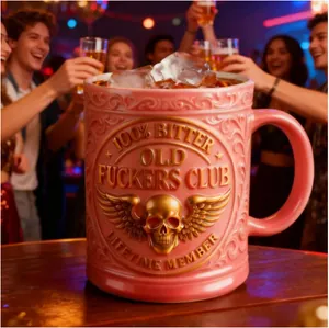 Nahaufnahme einer rosa Keramiktasse mit goldenem Totenkopf-Emblem und Markenlogo.