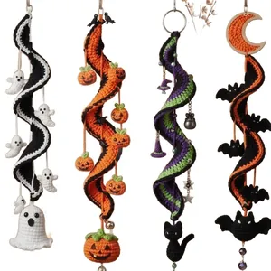 Handgefertigte Halloween-Häkelspiralen-Deko mit Geistern, Kürbissen und Fledermäusen