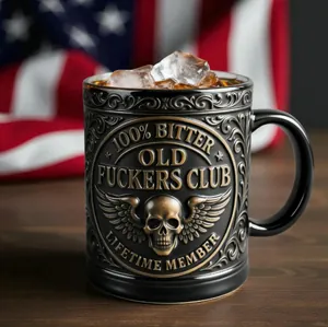 Detailaufnahme des geprägten Totenkopfes auf der schwarzen 'Old Fuckers Club' Tasse aus Keramik