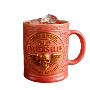 Rosa Old Fuckers Club Halloween Tasse mit goldenem Totenkopf-Relief und Flügeln