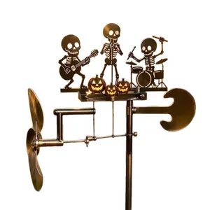 Girandola cinetica di Halloween con scheletri musicisti e decorazioni di zucca.