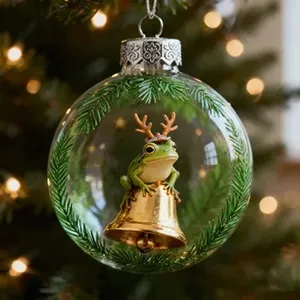 Detalle de una rana verde con astas de reno en una campana dentro de una bola de Navidad