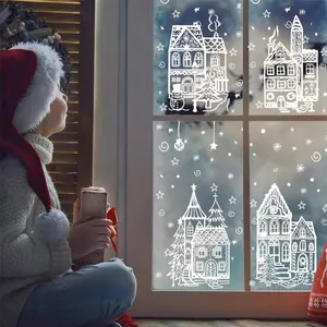 Scène chaleureuse avec des autocollants de village de Noël blancs sur une vitre