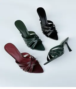 Sandalias retro de tacón alto con elegantes tiras cruzadas en negro, verde y rojo