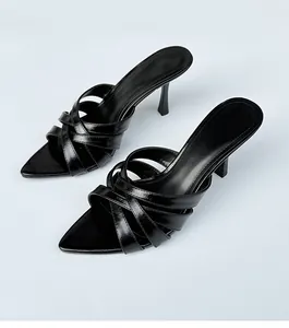 Elegantes sandalias de tacón de aguja negras en punta con tiras cruzadas detalladas
