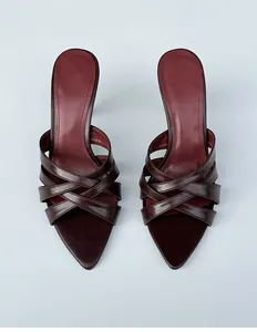 Vista superior de sandalias bordeaux de estilo retro francés con punta fina y correas cruzadas.